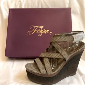 Fergie six 8.5 taupe wedges